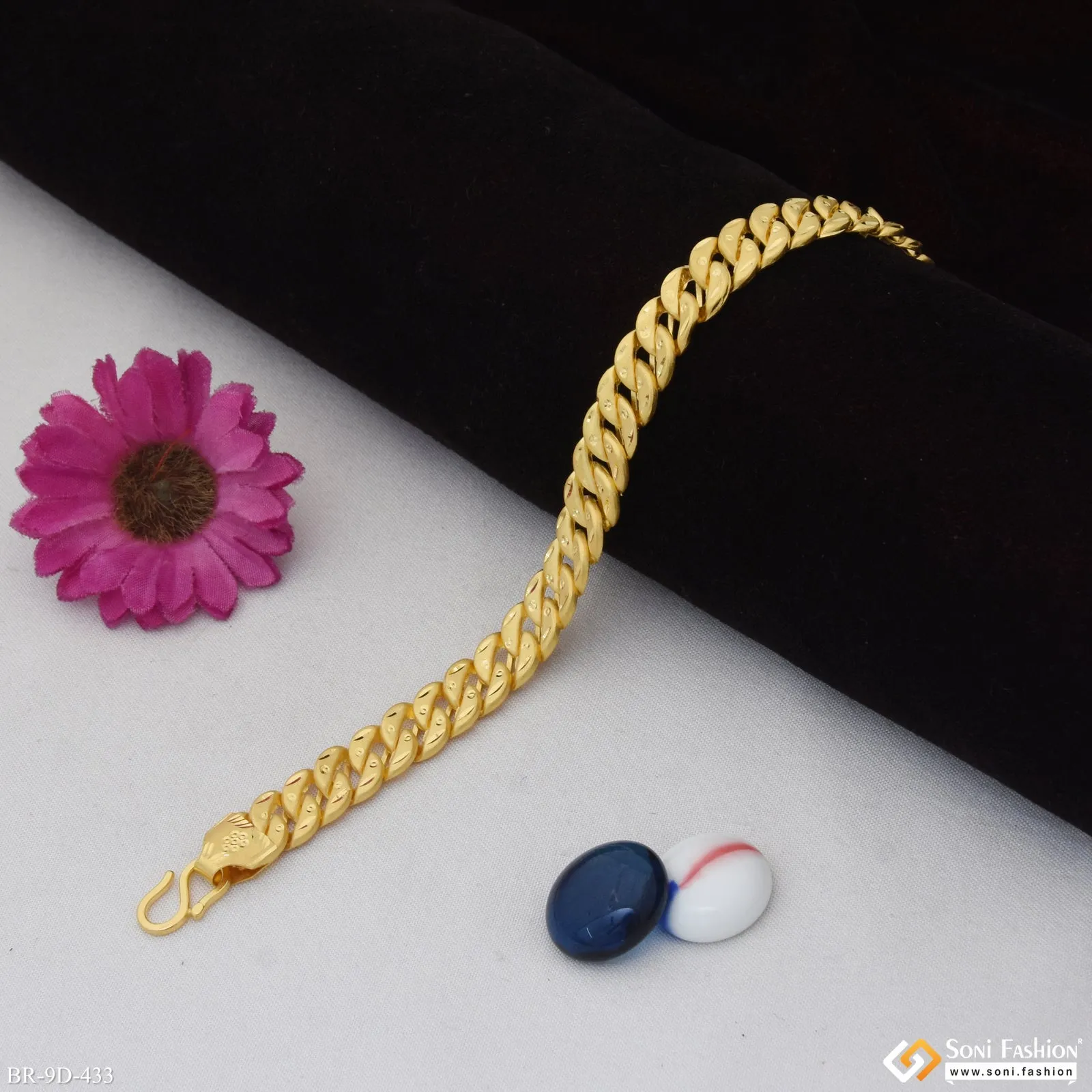 Glittering Design Gold Plated Pokal Bracelet for Men - Style D433