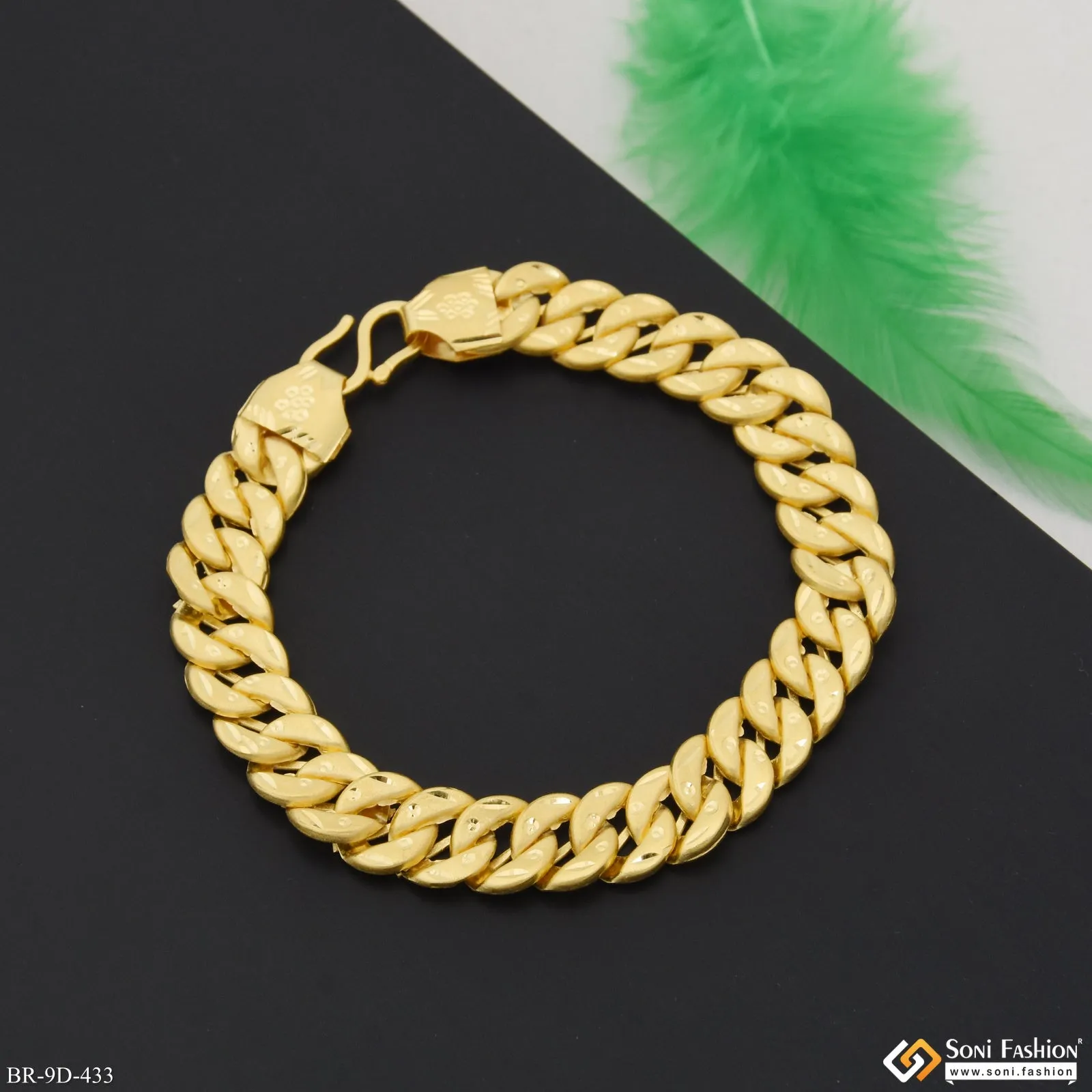 Glittering Design Gold Plated Pokal Bracelet for Men - Style D433